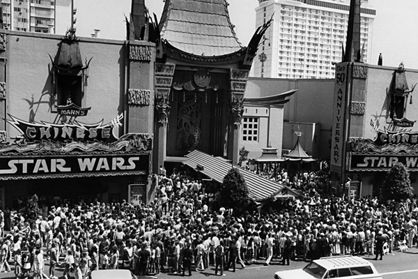 queues-at-starwars-in-1977